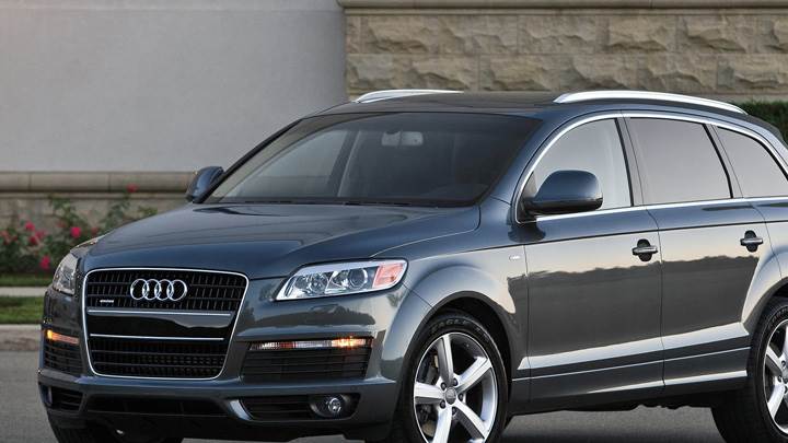 Audi Q7 In Grey Front Side Pose